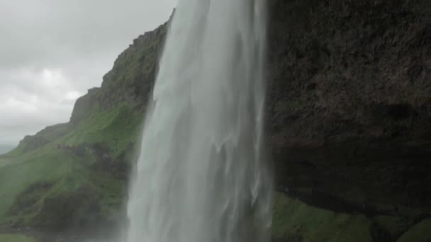 Kallista Ylös Vesiputouksen Edestä Seljalandsfoss Islannissa Hidasta Vauhtia Väriarvostelua — kuvapankkivideo