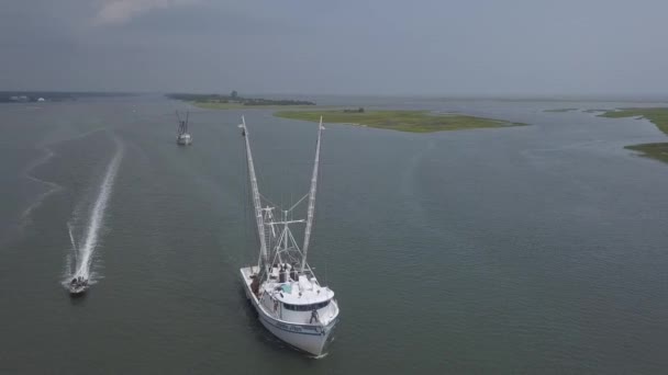 Drone Beelden Van Een Garnalenboot Die Binnenkomt Intracoastale Waterweg Een — Stockvideo
