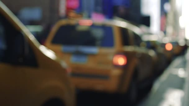 Línea Taxis Nueva York Con Foco Atracción Tráfico Pie — Vídeos de Stock