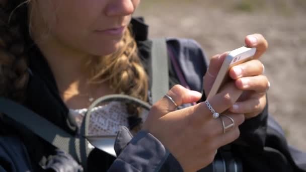 Une Jolie Femme Regarde Son Téléphone Extérieur Comme Une Brise — Video