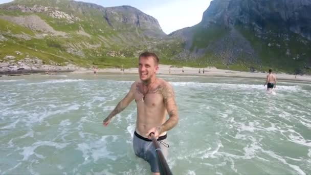 Hezký Muž Bez Košile Tetováním Brodí Chladného Osvěžujícího Oceánu Písečné — Stock video