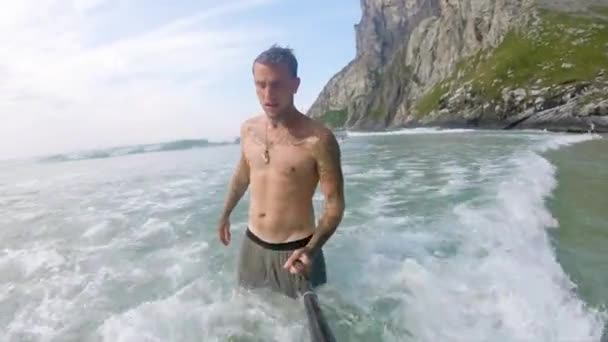 Frisk Ung Man Plaskar Havet Liten Våg Sköljer Runt Honom — Stockvideo