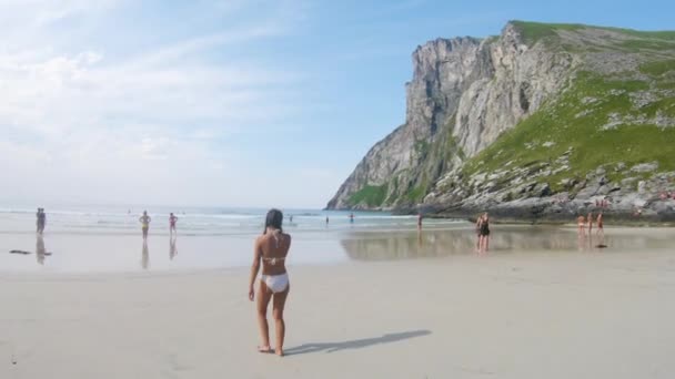 Una Hermosa Joven Bikini Blanco Camina Hacia Mar Una Amplia — Vídeo de stock