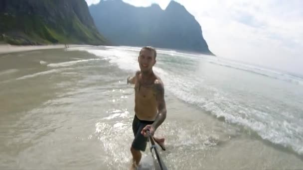 Gülümseyen Zinde Bir Genç Adam Bir Kamera Tutuyor Kıyıda Dururken — Stok video