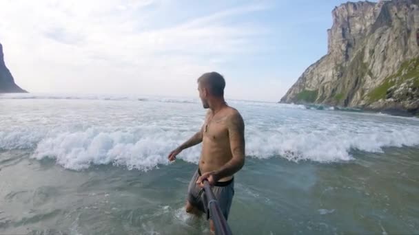 Vackert Kallt Turkost Vatten Sköljer Över Ung Man Havet Han — Stockvideo