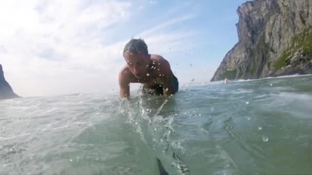 顔を水中に潜らせながら海を楽しみ 清々しい海の水に身を投げ出す男 スローモーション水中の景色 — ストック動画