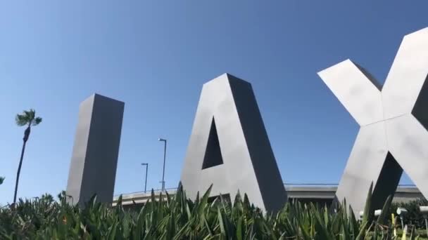 로스앤젤레스의 하늘에 대항하는 Lax 표시를 클로즈업 — 비디오