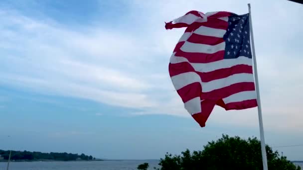 ニューイングランドの海岸線を横切るアメリカ国旗 — ストック動画