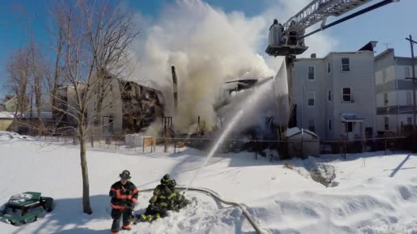 Grupa Strażaków Walczy Pożarem Domu Zimie Wężami Strażackimi Poziom Ziemi — Wideo stockowe