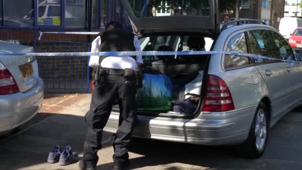 London Großbritannien Juni 2018 Kippschuss Eines Polizisten Bei Der Durchsuchung — Stockvideo