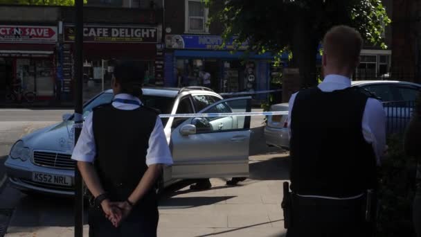 London United Kingdom 2018年6月伦敦都市警察在犯罪现场工作 在车里寻找证据 — 图库视频影像