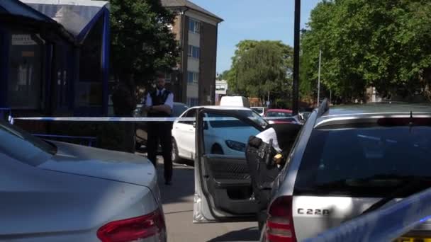 London Großbritannien Juni 2018 Polizeibeamter Befragt Zeugen Der Tat Während — Stockvideo