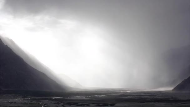 계곡에 폭풍이 몰려오고 비디오에서는 계곡을 집어삼키는 수있다 경과는 수도원에서 촬영되었습니다 — 비디오