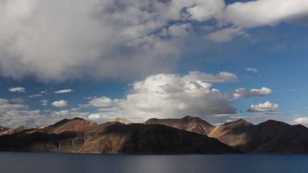 Time Lapse Clouds Bij Pangong Lake Ladakh Jammu Kasjmir India — Stockvideo