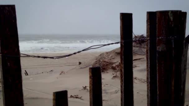 Mistig Weer Bedekt Een Leeg Rustig Strand Als Golven Neerstorten — Stockvideo