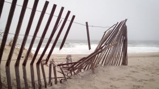 Tempo Nebuloso Cobre Uma Praia Calma Vazia Como Ondas Acidente — Vídeo de Stock