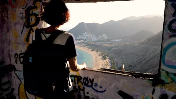 Terk Edilmiş Bir Binanın Penceresinden Grafiti Yapılmış Bir Plaj Manzarası — Stok video