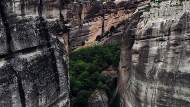 Pan Abajo Entre Dos Asombrosas Formaciones Rocosas Rodeadas Naturaleza Fondo — Vídeo de stock