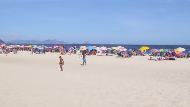 Einem Heißen Sommertag Copacabana Strand Rio Janeiro Brasilien — Stockvideo