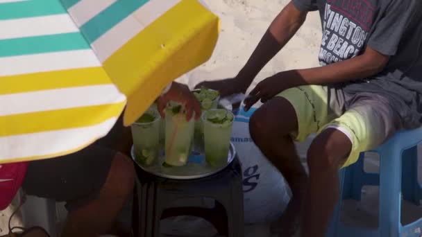 Caipirinha Připravuje Horkého Letního Dne Pláži Copacabana Rio Janeiro Brazílie — Stock video