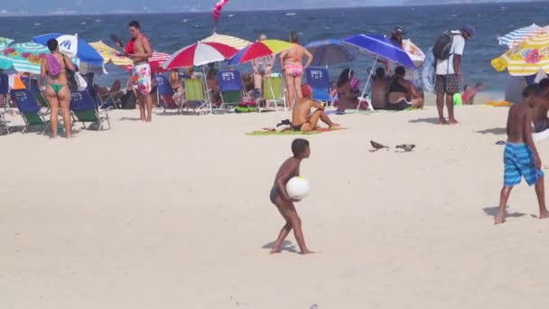 Chłopiec Piłka Nożna Gorący Letni Dzień Plaża Copacabana Rio Janeiro — Wideo stockowe