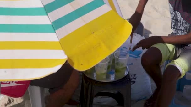 Caipirinha Připravuje Horkého Letního Dne Pláži Copacabana Rio Janeiro Brazílie — Stock video