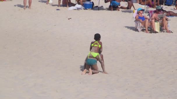 Crianças Brincam Dia Quente Verão Praia Copacabana Rio Janeiro Brasil — Vídeo de Stock