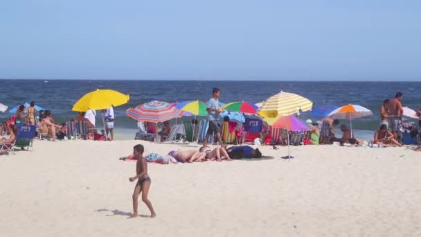 Varm Sommardag Går Pojke Stranden Copacabana Rio Janeiro Brasilien — Stockvideo