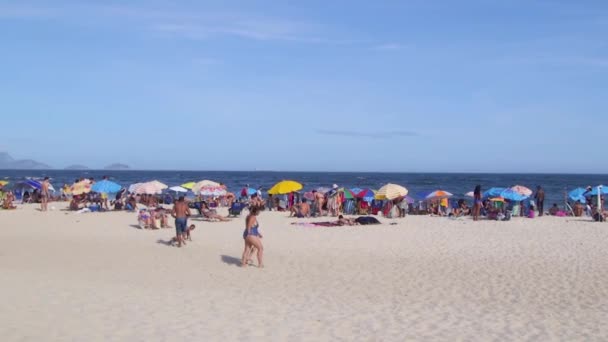 Jongen Draagt Een Vuilniszak Een Hete Zomerdag Copacabana Strand Rio — Stockvideo