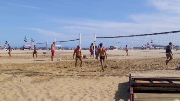 Caluroso Día Verano Gente Juega Voleibol Playa Copacabana Río Janeiro — Vídeos de Stock