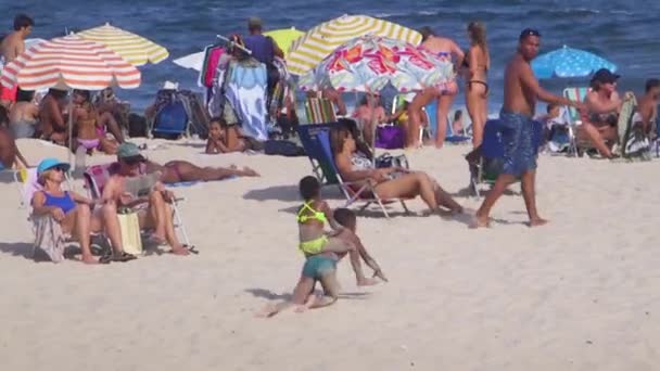Niños Juegan Caluroso Día Verano Playa Copacabana Río Janeiro Brasil — Vídeo de stock