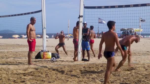 Μια Ζεστή Μέρα Του Καλοκαιριού Άνθρωποι Παίζουν Βόλεϊ Στην Παραλία — Αρχείο Βίντεο