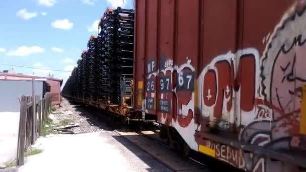 Schienenkarren Die Lkw Fahrgestelle Und Kisten Voller Güter Transportieren — Stockvideo