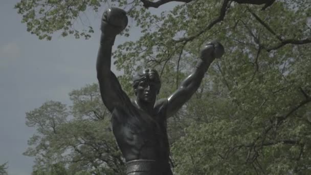 Rocky Statue Vid Konstmuseet Trappor Philadelphia — Stockvideo