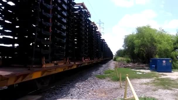 载满货物的卡车总理府和箱车的铁路车辆起跳 — 图库视频影像
