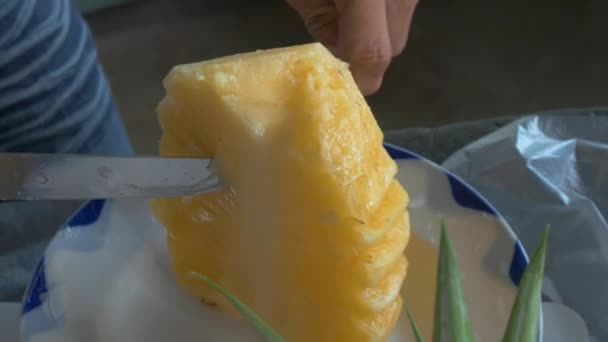 Ananas Snijden Meerdere Stukken — Stockvideo