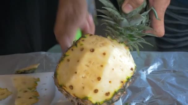 フィリピンのパイナップルの皮を彫る — ストック動画