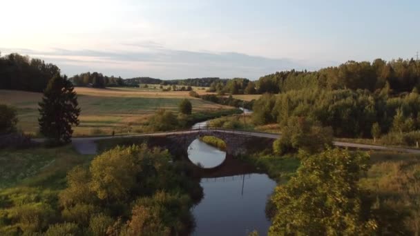 Sobrevolando Puente Rocoso Más Antiguo Finlandia Situado Kerava — Vídeos de Stock