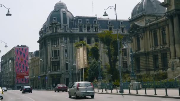 Coches Que Conducen Por Una Calle Bucarest — Vídeos de Stock