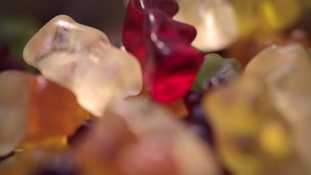 Bir Kepçe Jelibon Kaşıkla Tatlı Toppings Dondurma Dükkanı Aşırı Yakın — Stok video
