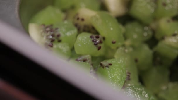 Colher Pedaços Green Kiwi Com Uma Colher Iogurte Congelado Coberturas — Vídeo de Stock