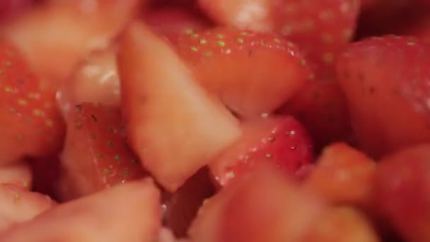 Een Schep Aardbeien Met Een Lepel Bevroren Yoghurt Roomijs — Stockvideo