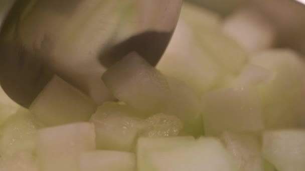Cucchiaio Raccogliere Pezzi Melone Yogurt Congelato Condimento Gelato Colpo Fortuna — Video Stock