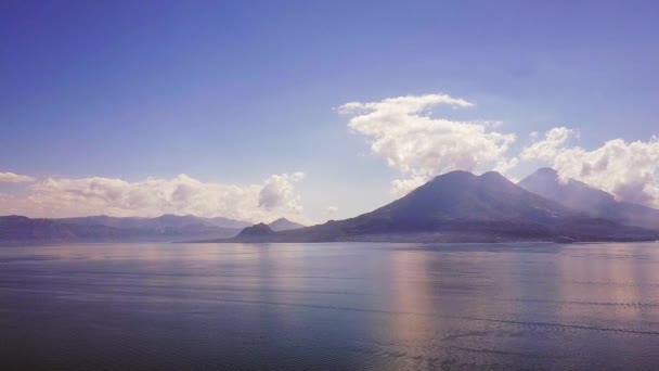 Vulkaanlandschap Meer Atitlan Bij Zonsondergang Guatemala Pan — Stockvideo