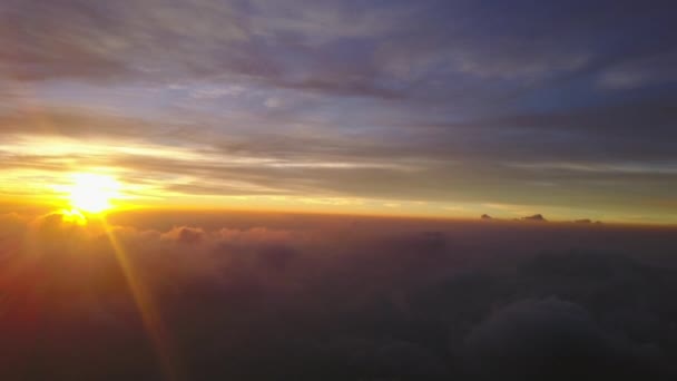Wspaniały Złoty Wschód Słońca Nad Niebieskimi Chmurami Aerial — Wideo stockowe