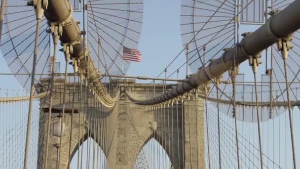 Brooklyn Köprüsü Nün Üstünde Dalgalanan Amerikan Bayrağının Yavaş Çekim Görüntüsü — Stok video