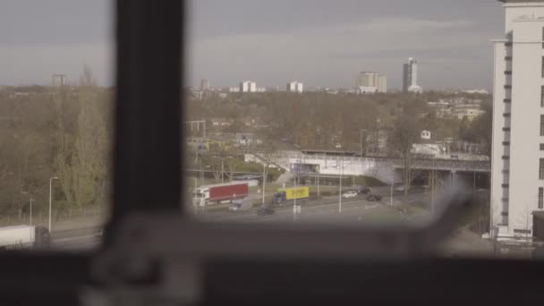 Zicht Vanuit Hok Raam Verkeer Treinen Overdag Eindhoven Strijp Nederland — Stockvideo