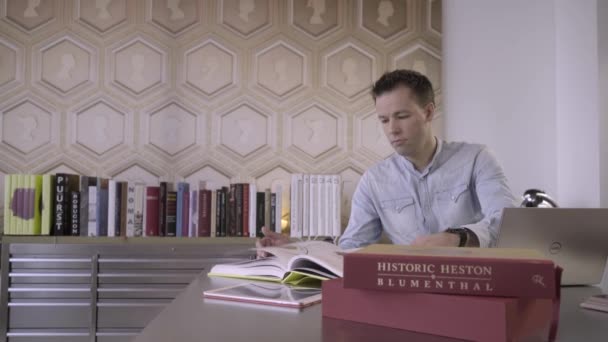 Homem Mesa Lendo Livro Estudando Home Office Estilo Loft Sentado — Vídeo de Stock