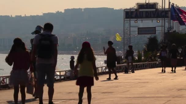Άνθρωποι Περπατούν Στο Promenade Des Anglais Νίκαια Γαλλία Αύγουστος 2018 — Αρχείο Βίντεο