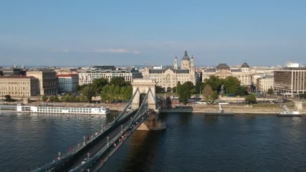 Διασχίστε Τον Ποταμό Danube Δίπλα Στην Γέφυρα Chainbridge Και Κάνει — Αρχείο Βίντεο